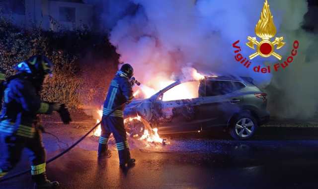 Incendio a Sassari, auto distrutta dalle fiamme a Sant'Orsola