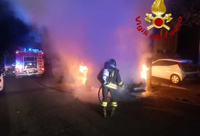 Due auto in fiamme a Nuoro: una distrutta dal rogo, indagini in corso
