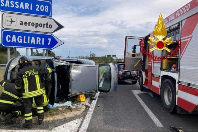 Elmas, scontro fra due auto sulla 130: una si ribalta, conducente estratta dalle lamiere