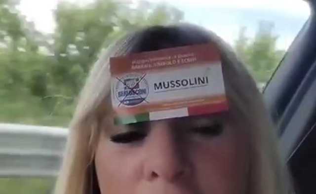 Alessandra Mussolini con il santino elettorale in fronte: 