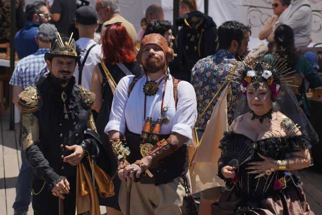 Cagliari, che successo la Grande Jatte: bagno di folla per il festival vittoriano Steampunk