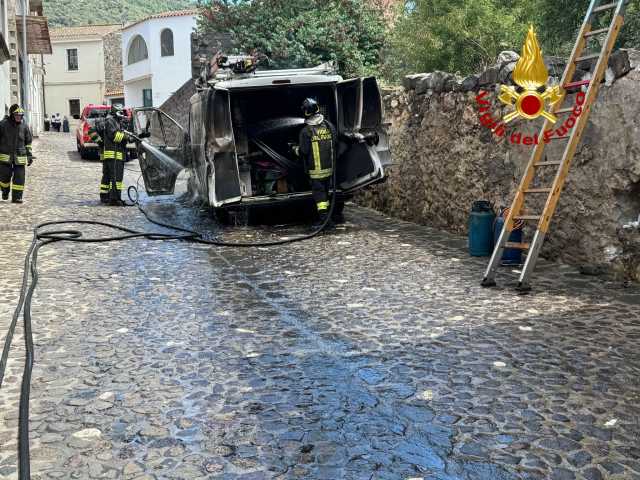 Paura a Galtellì, furgone prende fuoco: all'interno c'erano due bombole di Gpl