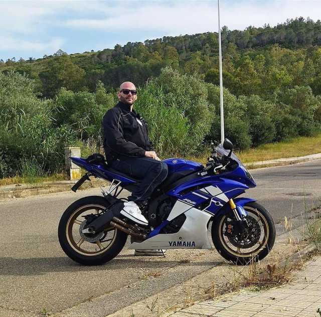 Perde il controllo della moto e precipita in una scarpata: morto un motociclista di 36 anni
