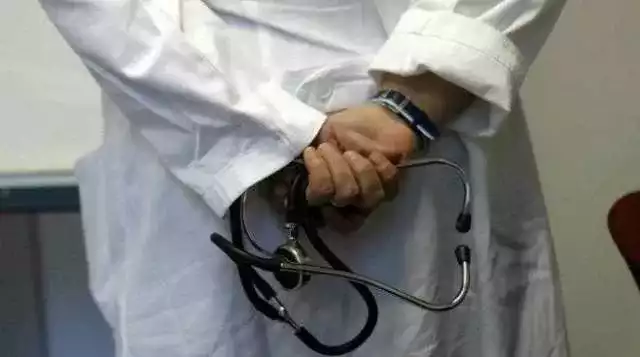 Sedavano le pazienti e le filmavano mentre abusavano di loro: arrestati un cardiologo e un pm