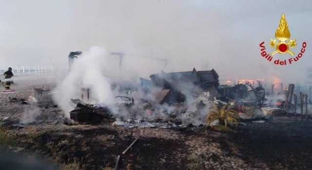 L'esplosione e le fiamme a Quartu: distrutto dal rogo il Tagoo Beach del Poetto