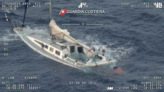 Barca a vela si ribalta a 100 miglia dalla Calabria: almeno 60 migrantidispersi 
