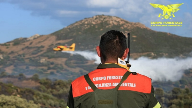 Fiamme a Villanova Monteleone: in azione elicotteri e canadair