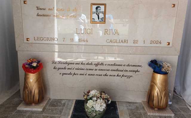 Cagliari, nella tomba di Gigi Riva la lapide con la dedica per la Sardegna