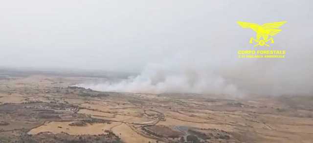 Grosso incendio nelle campagne di Macomer: in azione anche un canadair