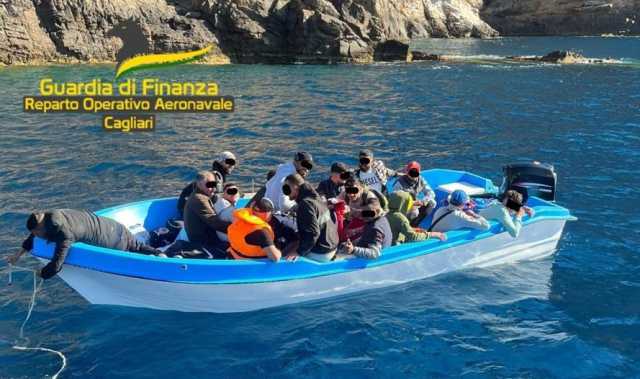 Barchino incastrato tra gli scogli a Capo Teulada, soccorsi migranti in difficoltà