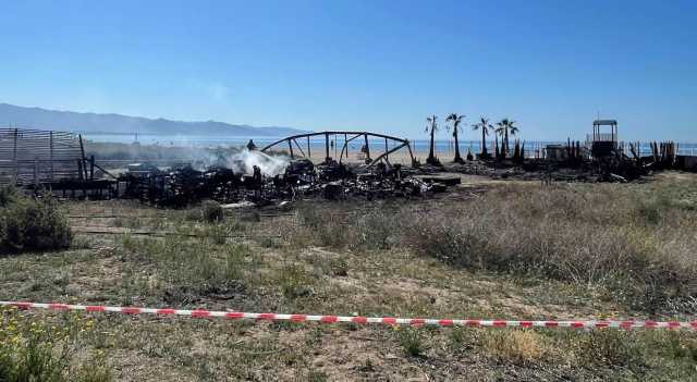 L'esplosione e le fiamme a Quartu: distrutto dal rogo il Tagoo Beach del Poetto