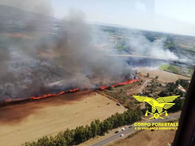 Incendi in Sardegna: 28 roghi solo oggi, quattro hanno richiesto interventi aerei