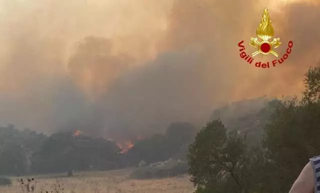 Inferno di fuoco a Orotelli, le campagne continuano a bruciare: notte da incubo