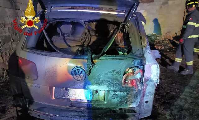 Attentato incendiario a Nuoro, in fiamme l'auto dell'uomo accoltellato pochi giorni fa