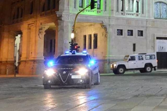 Cagliari, sorpreso a bordo di un'auto rubata tenta la fuga: denunciato un 29enne
