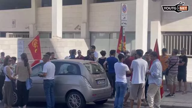 I lavoratori del Crs4 in protesta fuori dall'assessorato a Cagliari (Video)