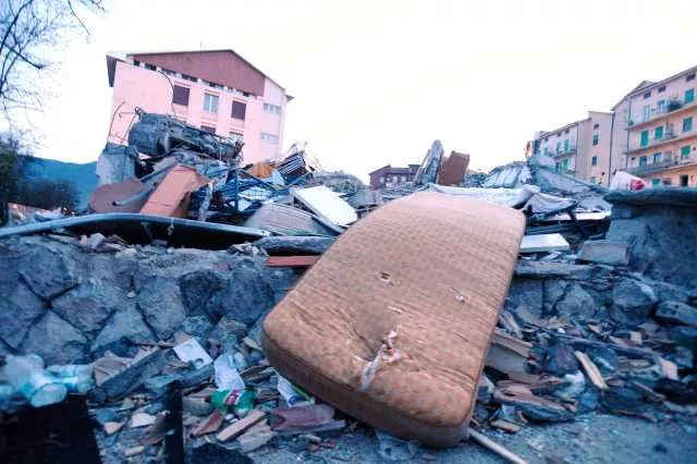 Giovani morti nel sisma a L'Aquila, i familiari non saranno risarciti: 
