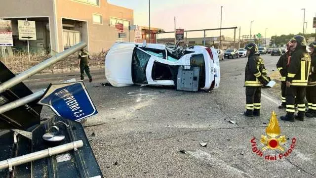 Grave incidente sulla 554 a Selargius: un'auto si ribalta, due feriti e traffico in tilt