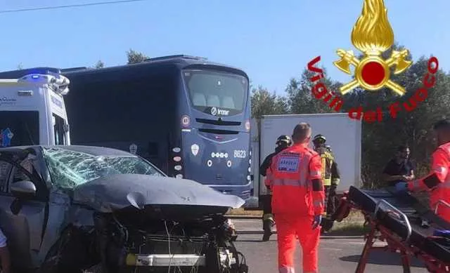 Autobus dell'Arst contro un'auto sulla ex Statale 131: tra i feriti un minorenne