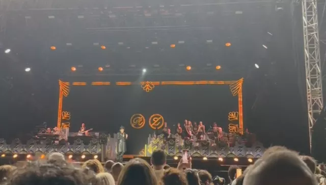 Renato Zero in concerto al Forte Arena ringrazia gli amici di Sanluri