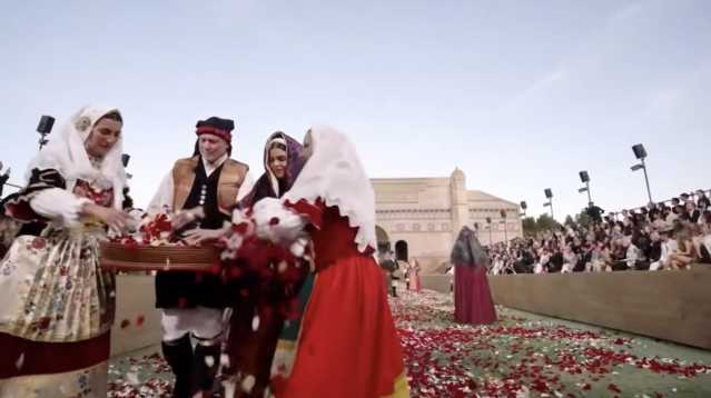 Dolce e Gabbana porta in passerella la sfilata di Sant'Efisio con i gruppi folk sardi (Video)