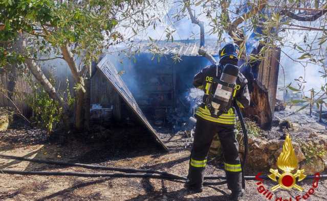 Esplosione e fumata nera, paura a Sassari: deposito in fiamme vicino a una casa