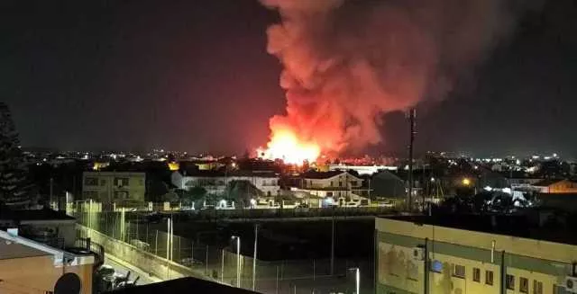 Notte di fuoco tra Monserrato e Selargius: incendio vicino alle case (Video)