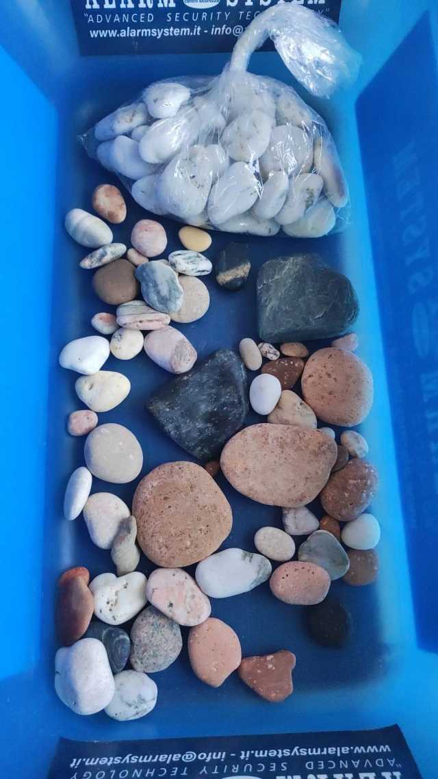 Olbia, famiglia di turisti fermata al porto con pietre prelevate dalla spiaggia di Bari Sardo