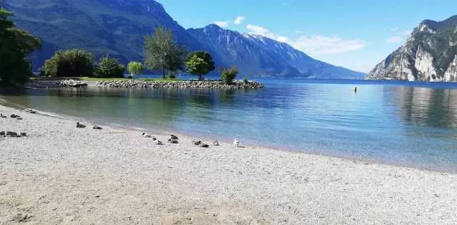 Lago di Garda, mamma e figlio vanno in spiaggia e scompaiono: trovati asciugamani e vestiti