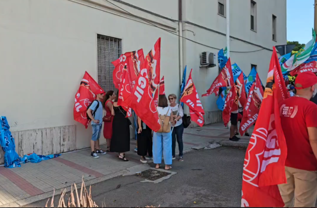 YouTG.NET - Cagliari, lavoratori del turismo in rivolta: "Contratto scaduto  da sei anni, stipendi troppo bassi"