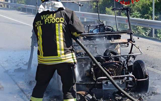 Paura sulla 125, auto in corsa prende fuoco: la conducente si salva, mezzo distrutto