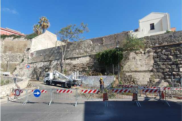 Crollo del muro di via Fiume, il comune di Cagliari interviene anche sull'accesso a Castello