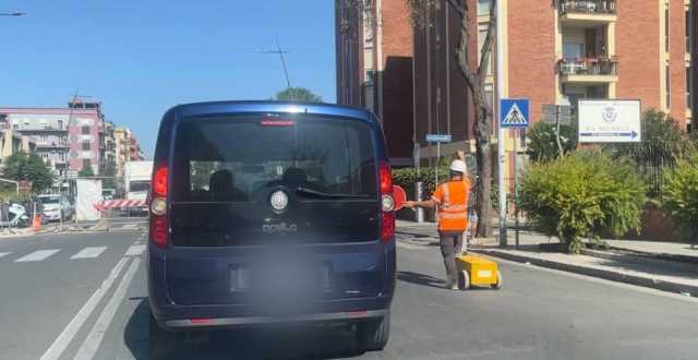 Piccolo cantiere e lunghe file in viale Colombo a Quartu, aspettando il rifacimento degli asfalti