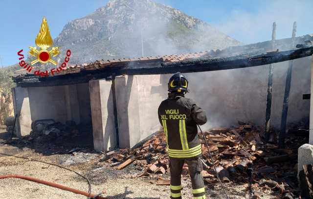 Galtellì, incendio nel centro abitato: le fiamme minacciano una casa