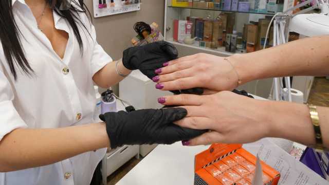 Manicure, epilazione e massaggi, ma senza autorizzazione: sequestro da 160mila euro in un centro estetico a Portoscuso