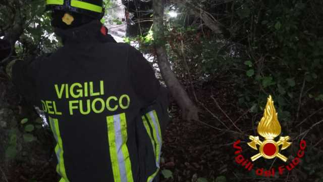 Arzachena, sfonda il guard rail e finisce nel rio San Giovanni con l'auto: l'incidente sulla 125