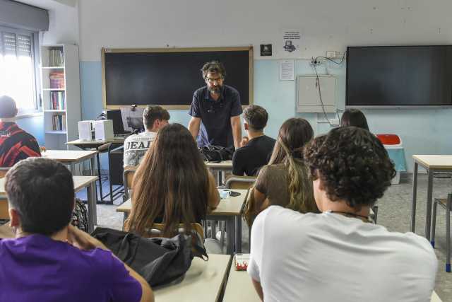 Scuola, il ddl sul voto in condotta è legge: gli studenti con il 6 in pagella verranno bocciati