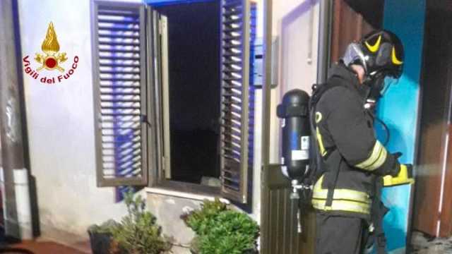 Cabras, scoppia un incendio dentro una casa: salvato un uomo