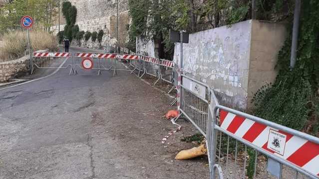 Cagliari, crolla il muraglione di via Fiume: traffico deviato a Castello