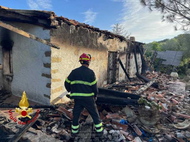 Porto Rotondo, un incendio distrugge un'abitazione: si indaga sulle cause