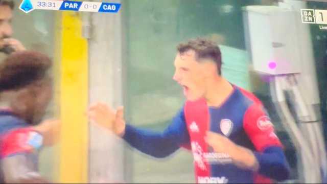 Il Cagliari espugna il Tardini, 2-3 contro il Parma: i rossoblù lottano fino alla fine 