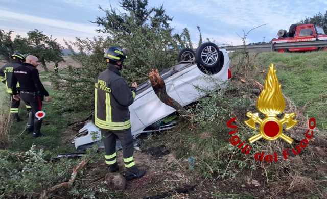 Auto ribaltata sulla provinciale a Bono: arrivano i soccorsi ma dentro non c'è il conducente