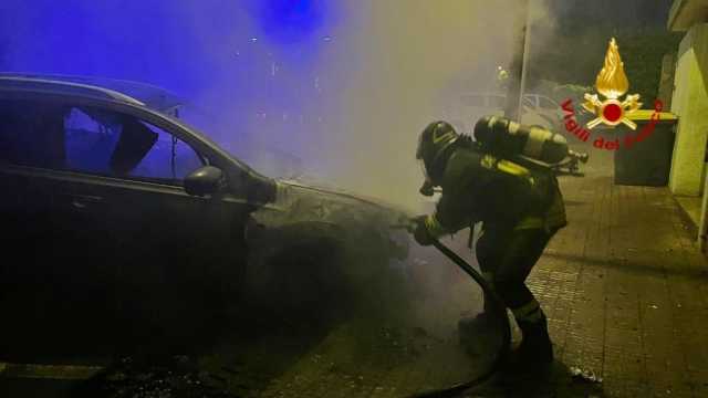 Cagliari, auto in sosta distrutta da un rogo durante la notte