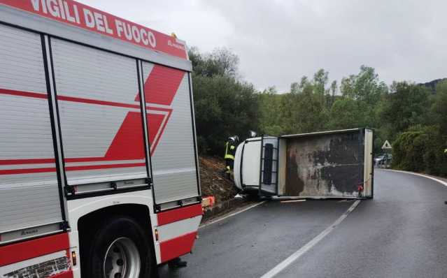 Paura sulla statale 125 a Siniscola: camion si ribalta sulla carreggiata