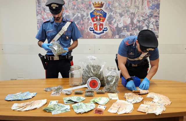 Cagliari, sorpreso con oltre un chilo di marijuana e più di 11mila euro in contanti