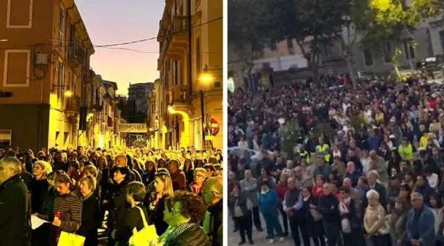 Strage di Nuoro, in migliaia per la fiaccolata: primi esiti dall'autopsia