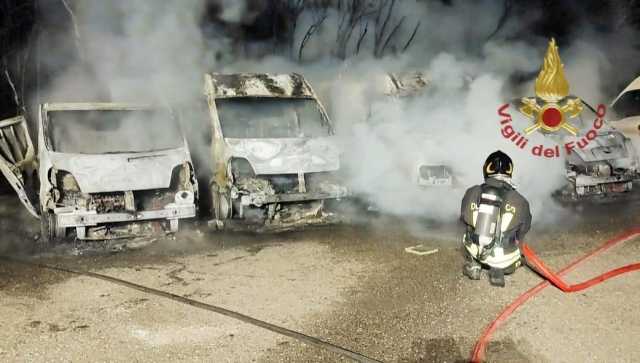 Incendio a Sestu durante la notte, in fiamme i furgoni di una società di catering