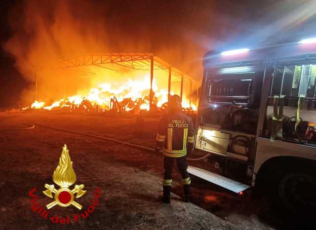 Orani, incendio in un fienile: distrutte mille rotoballe e due mezzi agricoli