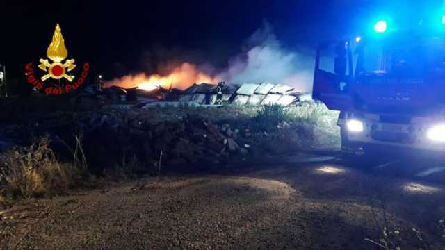 Tuili, un incendio distrugge centinaia di pannelli fotovoltaici 