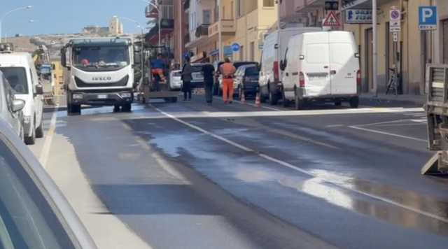 Cagliari, perdita d'acqua in via San Michele: strada bloccata (Video)